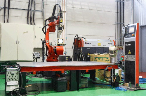 YAGレーザー溶接機 0.3〜2mmの薄板に歪みのない溶接が可能!